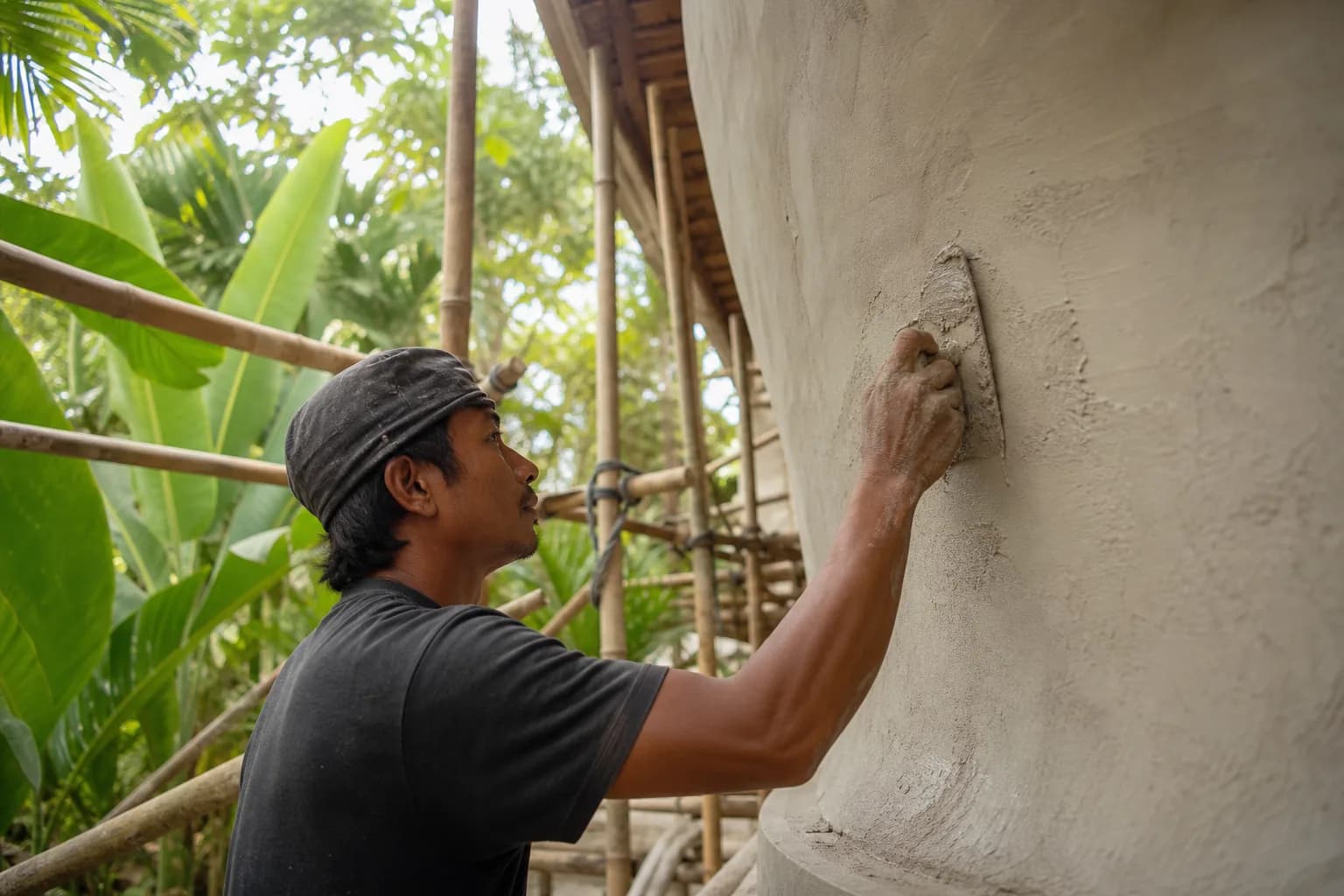 Sanded Lime Plaster: Breathable Interior Systems in Bali