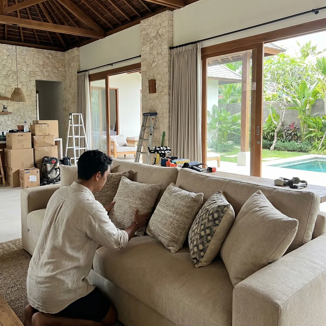 🛍️ CUSHION STAGING | Soft Furnishings

Arranging decorative pillows and cushions on sofa. Color coo